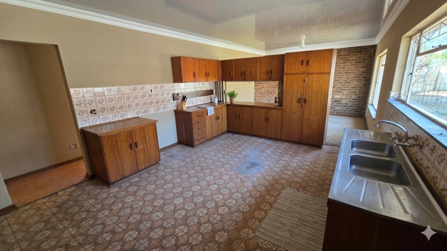 4 Bedroom Property for Sale in Pellissier Free State